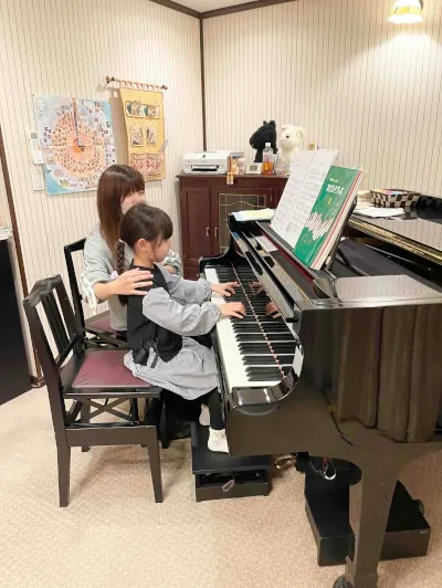 生徒がピアノを弾く様子