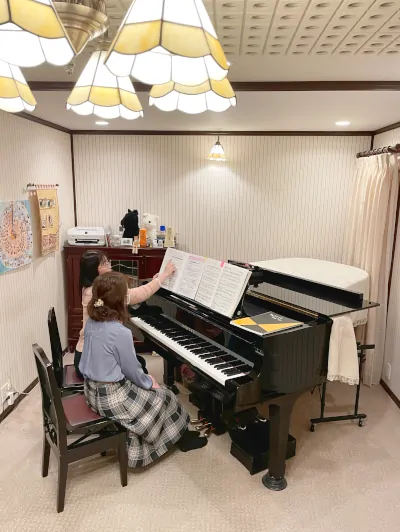 生徒がピアノを弾く様子