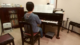 生徒がピアノを弾く様子